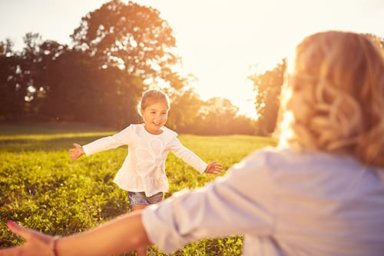 a woman enjoying time with her child while enrolled in an outpatient rehab program