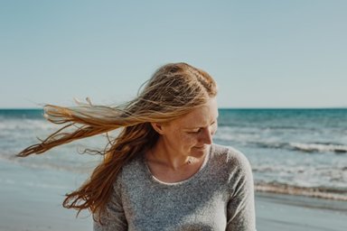 woman looking for rehab centers in southern california